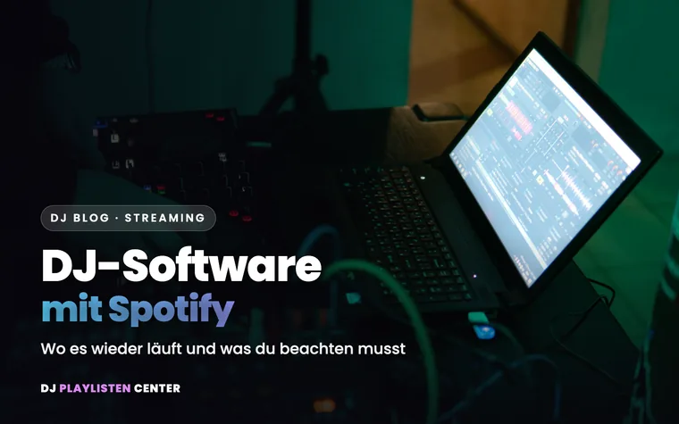 DJ Software mit Spotify: Laptop mit DJ-Programm neben einem DJ-Controller