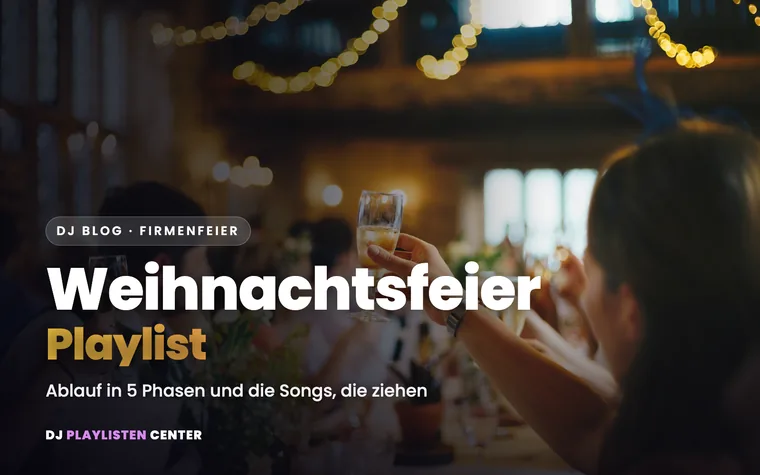 Kollegen stoßen bei einer festlich beleuchteten Weihnachtsfeier an